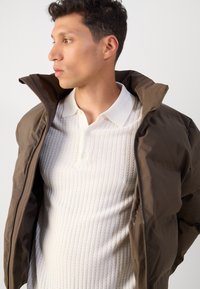 Lindbergh CROPPED SEAMLESS PUFFER JACKET - Zimska jakna - khaki