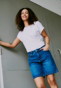 Oxmo OXMIRA REGULAR FIT - Jeansshorts - mid blue denim