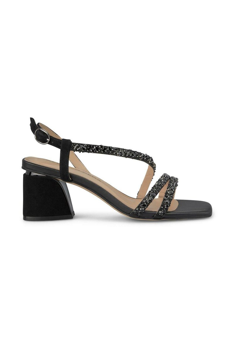 Sandalias de ante negro con un tacón cuadrado, que presentan tiras entrelazadas adornadas con embellishments negros y una correa trasera con una hebilla circular.