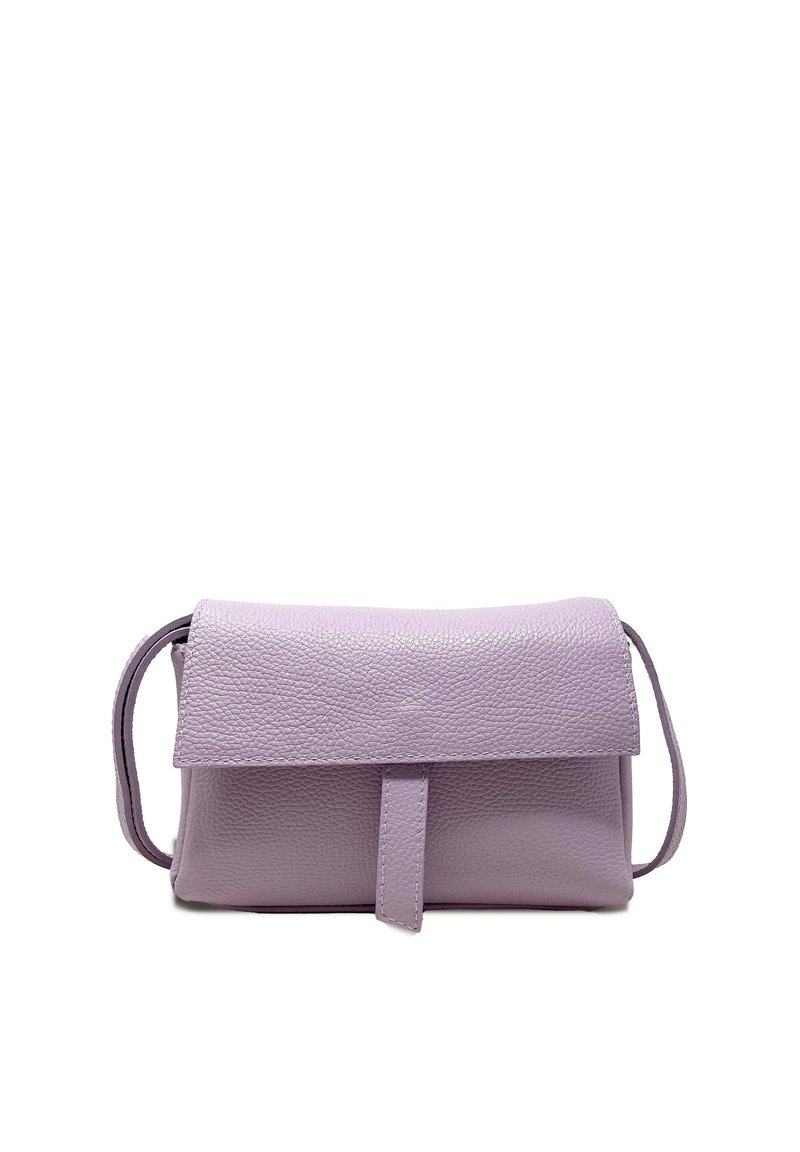 Borsa a tracolla in pelle viola con finitura testurizzata, forma rettangolare, chiusura a patta e una sottile tracolla. Design compatto per versatilità.