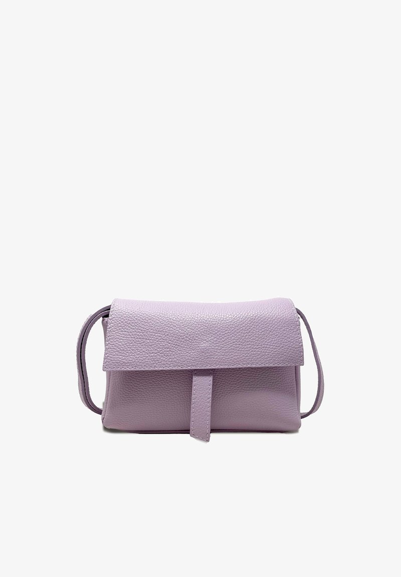 Borsa a tracolla in pelle viola con finitura testurizzata, forma rettangolare, chiusura a patta e una sottile tracolla. Design compatto per versatilità.