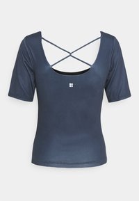 Marinblå kortärmad topp med rundad halsringning och korskorsade ställningar bak. Tillverkad av ett smidigt, lätt tyg. Har en liten logotypdetalj.