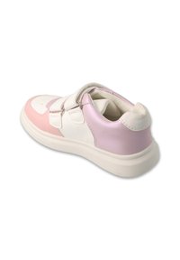Białe i jasnoróżowe sneakersy z gładką skórzaną cholewką, dwoma zapięciami na rzep, zaokrąglonym noskiem i teksturowaną gumową podeszwą. Lekka konstrukcja.