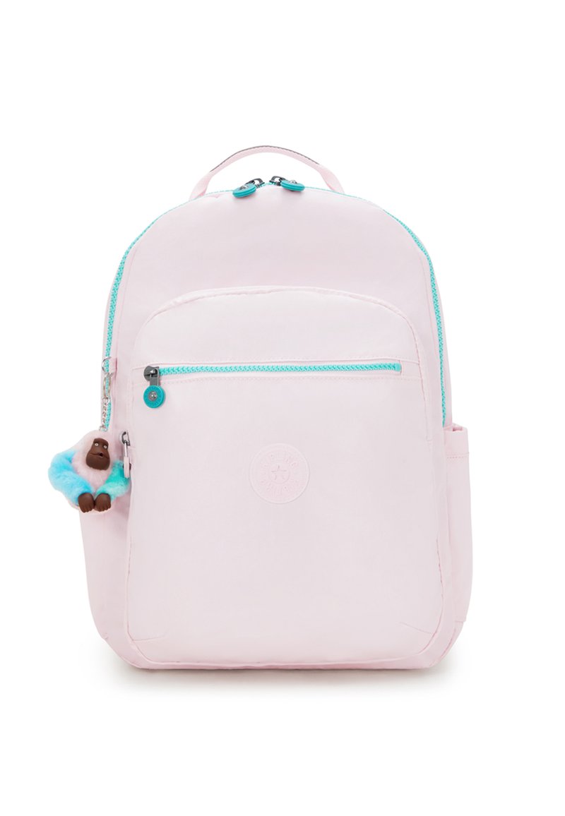 Světle růžový batoh vyrobený z nylonu s přední kapsou na zip. Obsahuje tyrkysové akcenty a připojenou malou plyšovou opičku jako klíčenku.