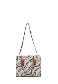 Sac à bandoulière avec des rayures ondulées noires et beiges, des poignées en cuir marron et une longue bandoulière réglable centré sur fond blanc.