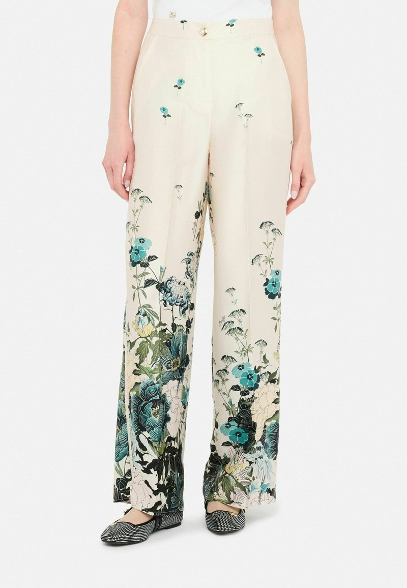 Pantaloni a gamba larga in un tessuto crema con un vivace motivo floreale in verde e teal. Chiusura con bottone in vita, texture liscia e setosa.