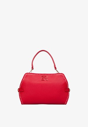 Borsa a mano in pelle rossa strutturata con cuciture bianche, manico corto superiore e un piccolo logo metallico centrato vicino alla parte superiore.