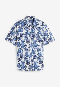 Camicia a maniche corte con bottoni, caratterizzata da uno sfondo bianco e grandi motivi di foglie di monstera blu e navy. Tessuto leggero con una vestibilità regolare.