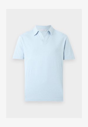 Šviesiai mėlynas polo marškinėlis trumpomis rankovėmis, su apykakle ir V formos išpjova prie kaklo, rodomas ant paprasto balto fono.
