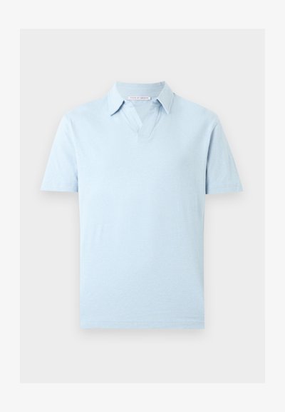 Polo bleu clair à manches courtes avec un col et une encoche en V au niveau de l'encolure, présenté sur un fond blanc uni.