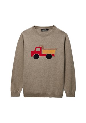 Pull beige à manches longues et col rond, avec un motif de camion-benne rouge brodé sur le devant. Texture douce et coupe décontractée.