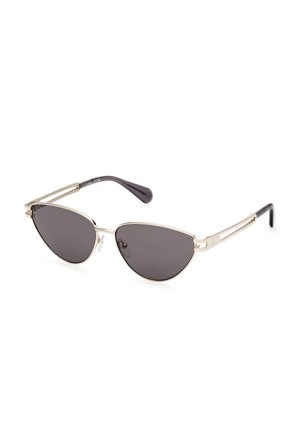 Gafas de sol estilo cat-eye con lentes de color gris oscuro, delgado marco de metal dorado y brazos templados negros con textura. Incluyen almohadillas para la nariz para mayor comodidad.