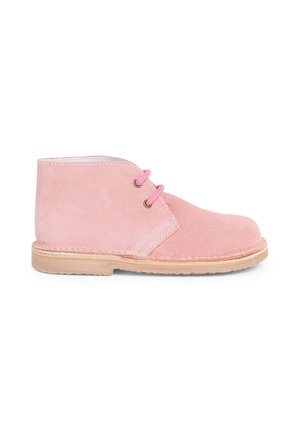 Roze suède enkellaarsjes met een zachte textuur, ronde neus en twee roze veters. Lichtgekleurde zool met stiksels langs de randen.