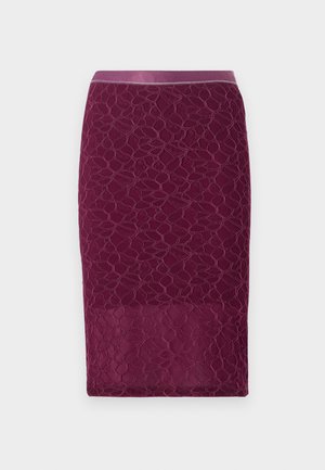 Bordová čipková sukňa s priliehavým strihom, so hladkým pásom a zložitým kvetinovým vzorom po celej látke.