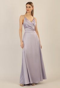 Lavendelfarbenes Satin-Kleid mit tiefem V-Ausschnitt und Wickeldesign, ausgestattet mit einem fließenden A-Linien-Rock und dünnen verstellbaren Trägern.