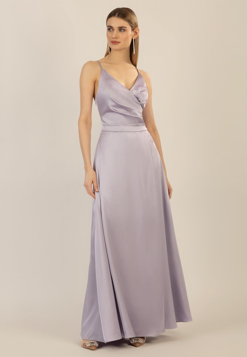 Lavendelfarbenes Satin-Kleid mit tiefem V-Ausschnitt und Wickeldesign, ausgestattet mit einem fließenden A-Linien-Rock und dünnen verstellbaren Trägern.