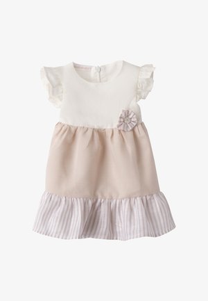 Hellfarbenes Kleid mit kurzen, gerafften Ärmeln; weißes Oberteil, beigefarbener Rock mit gestreiftem Volant; mit einem Stoffblumen-Akzent versehen.