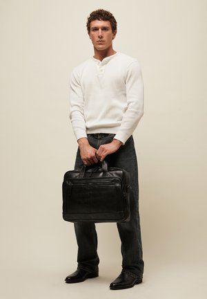 MISAKO TOMAS - Portafolios - black