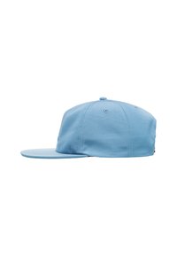 Gorra de béisbol azul claro con visera plana, hecha de tela, con acentos de costura y un botón en la parte superior. Sin logotipos ni patrones visibles.