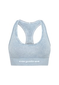 Gaiši zilas sporta krūšturis, kas izgatavots no tekstūrēta auduma. Iespējas ietver racerback dizainu un platu joslu ar baltām burtiem priekšpusē.