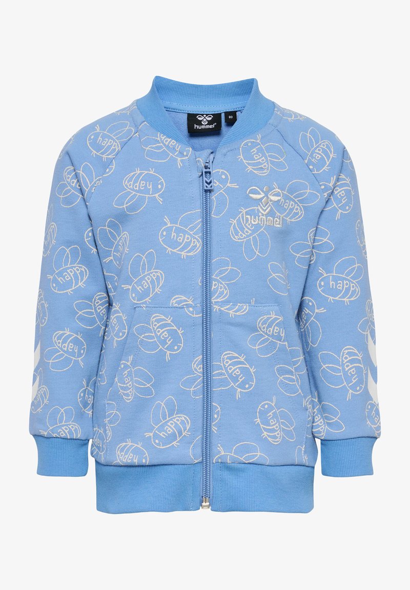 Veste zippée pour enfants de couleur bleu clair avec un imprimé répété d'abeilles et du mot "heureux" en blanc. Comprend des poignets et une taille côtelés, en tissu doux.