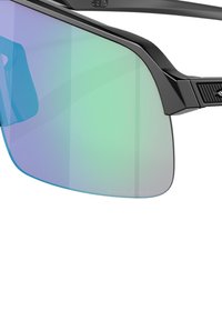 Okulary przeciwsłoneczne z czarną ramką i gradientowymi soczewkami przechodzącymi od niebieskiego do zielonego, o kanciastym designie i z akcentem marki na zauszniku.