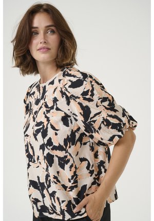 T-shirt à manches courtes en mélange de teintes beige, noir et pêche doux. Présente un imprimé animal abstrait et a une coupe décontractée avec des manches retournées.