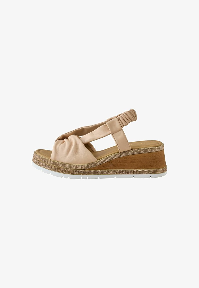 Sandale compensée beige pour femmes avec bride avant froncée, bride arrière élastique, garniture décorative, semelle intermédiaire en bois et semelle extérieure blanche texturée.