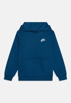 Marineblå Nike-hoodie med frontlomme, ribbede manchetter og kant. Har en hvid Nike-logo på venstre brystområde. Blødt bomuldsblandingsmateriale.