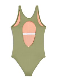 Maillot de bain une pièce vert olive avec un dos découpé, doublure pèche contrastante et une bande d'accent blanche. Tissu lisse et design élégant.