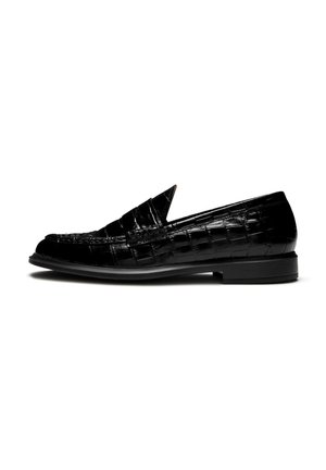 Mocassin en cuir noir avec un motif crocodile texturé, profil bas, bout pointu et talon plat, présentant une finition lisse et un design minimaliste.