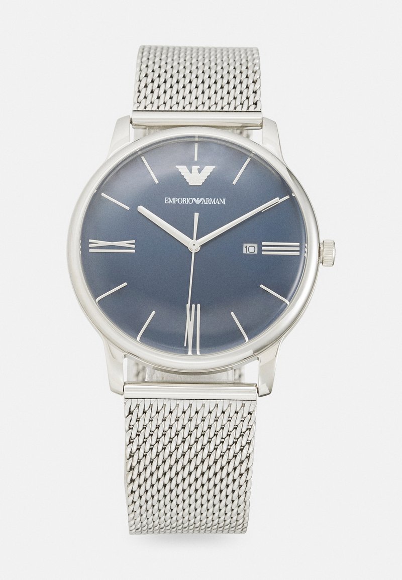 Silbernes Netzarmbanduhr mit blauem Zifferblatt, ausgestattet mit römischen Ziffern als Stundenmarkierungen, silbernen Zeigern und einem Datumsfenster auf 6 Uhr.