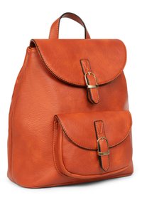 Oranje leren rugzak met een ronde flap, gouden hardware accenten en één voorvak. Gestructureerd oppervlak, stevige bovenhandgreep.