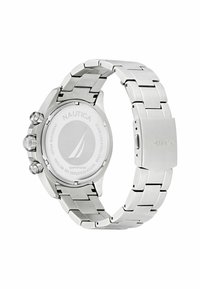 Ura iz nerjavnega jekla s srebrnim zaključkom, z gladkimi zapestnicami, gumbi na strani in okroglo zadnjo stranico, na kateri je vgravirano "NAUTICA."