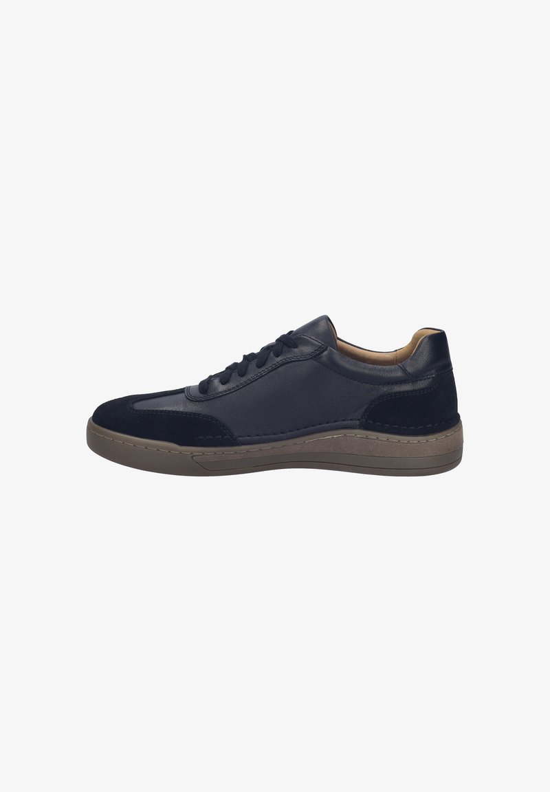 Baskets basses en cuir noir avec détails en daim, lacets noirs et semelle en caoutchouc marron vues de côté.