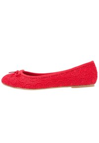 Scarpa ballet rossa con motivo floreale in pizzo, piccolo fiocco sulla punta e suola piatta, rivolta verso destra su sfondo bianco.