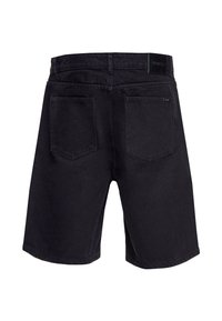 Short en jean noir vu de dos, avec deux poches arrière et passants de ceinture à la taille.
