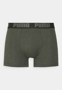 Boxer shorts en verde oscuro, hechos de una mezcla de algodón, con una cintura elástica negra que lleva el logo "PUMA" en letras grises.
