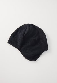Schwarze Fleece-Mütze mit passender Form, die strukturierte Bereiche mit Punkten und Linien sowie einen kontrastierenden glatten Rand aufweist.