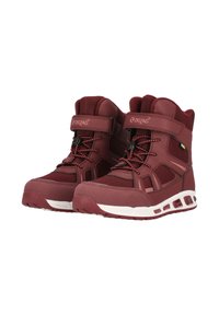Bordeaux hoge sportlaarzen van mesh- en rubbermaterialen, met een witte zool, verstelbare veters en een klittenbandsluiting voor een veilige pasvorm.