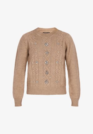 Jersey de punto beige con escote redondo, que presenta patrones de trenzado y cuentas plateadas decorativas dispuestas en forma de diamante en la parte delantera.