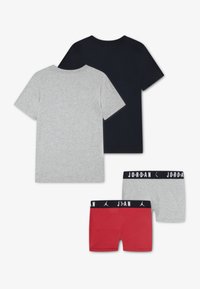 Deux t-shirts : un gris, un bleu marine. Deux caleçons : un rouge, un gris. Tous sont en coton doux avec des ceintures élastiques et des accents de logo.