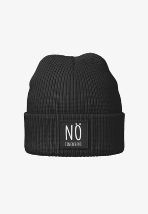 Schwarze gestrickte Mütze mit strukturiertem Rippenmuster, versehen mit einem Stoffetikett mit dem Text „NÖ“ und „Einfach NÖ“ in Weiß.
