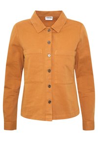 Camisa de botón de manga larga color marrón camello con dos bolsillos en el pecho y cuello clásico, hecha de una tela suave y texturizada.