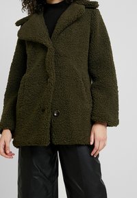 Miss Selfridge Abrigo corto - green
