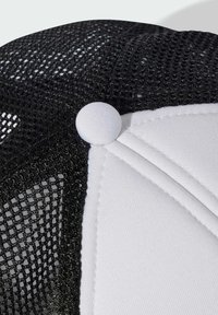 Czarna siateczkowa czapka z białym materiałem, z okrąłym białym guzikiem na górze, z wyraźnymi panelami i detalami przeszyciowymi dla strukturalnego designu.