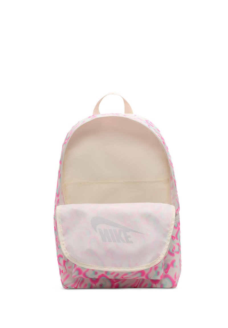 Mochila rosa y blanca con un exterior textil suave que presenta un patrón abstracto degradado y un bolsillo frontal con un logo gris.