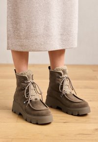 Unselected, dark taupe