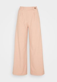 Široké kalhoty ze světle růžové tkaniny s texturovaným povrchem. Mají vysoký pas, skladby a jeden zlatý knoflík vpředu.