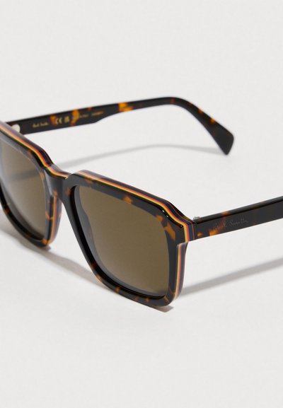 Négyzet alakú napszemüveg teknősmintás kerettel, sötét lencsékkel és színes csíkos díszítéssel a keret mentén. Texturált műanyag anyag.